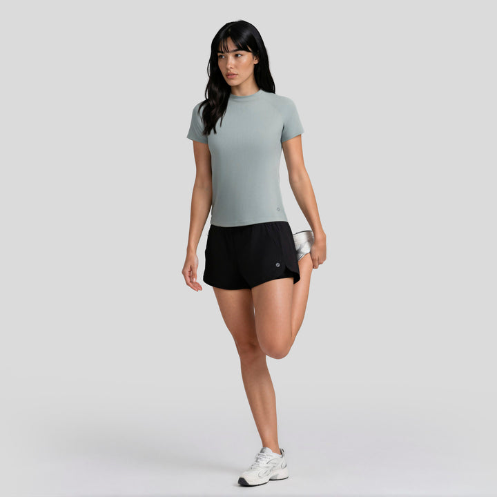 Playera deportiva de mujer verde menta, manga corta y cuello redondo, vista frontal.