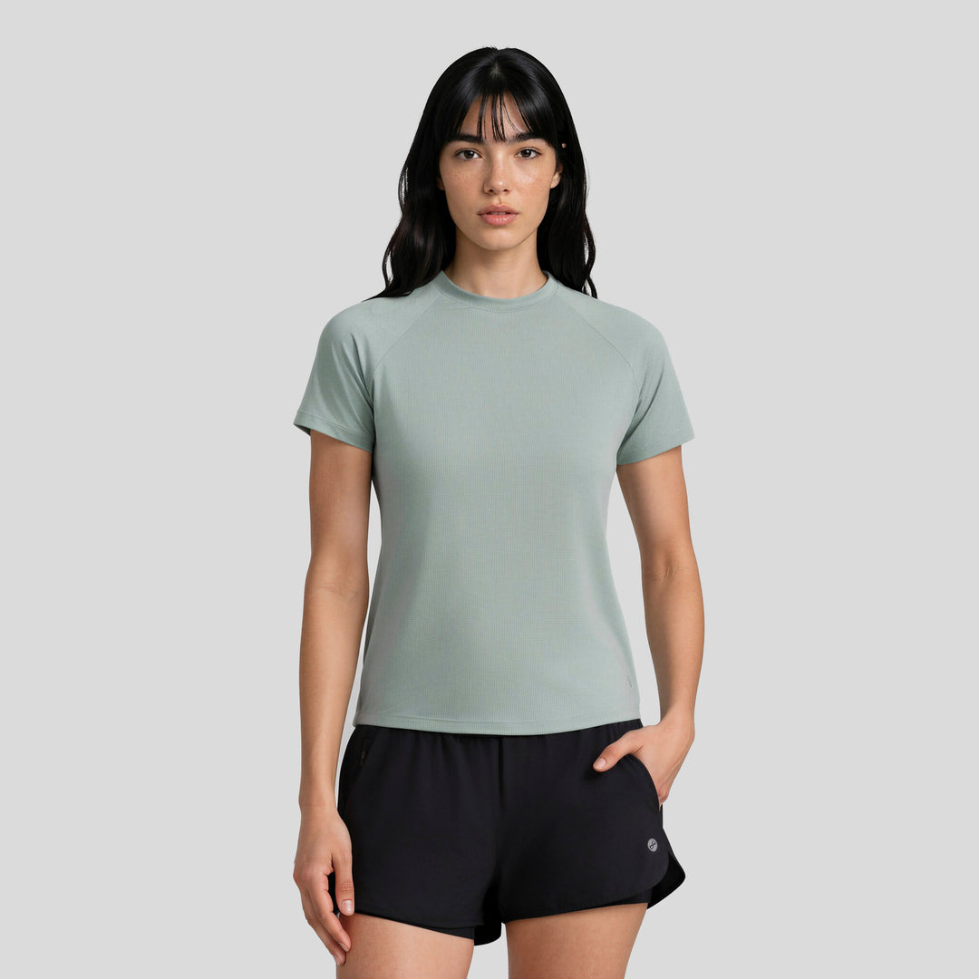 Playera deportiva de mujer verde menta, manga corta y cuello redondo.