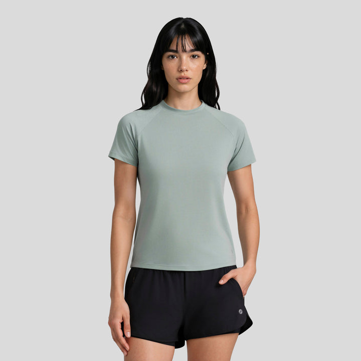 Playera deportiva de mujer verde menta, manga corta y cuello redondo.