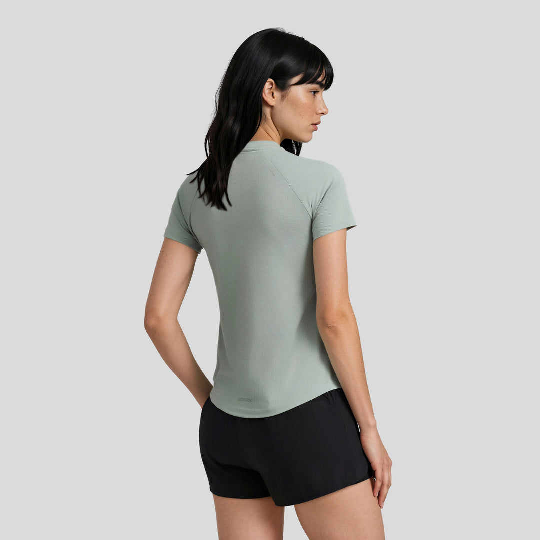 Playera deportiva de mujer verde menta, vista trasera con manga corta y cuello redondo.