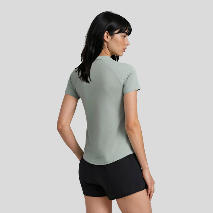 Playera deportiva de mujer verde menta, vista trasera con manga corta y cuello redondo.