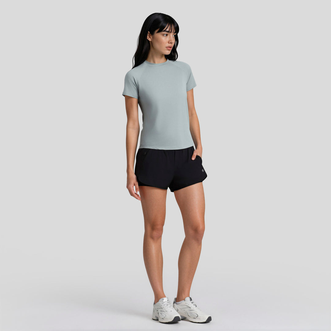 Playera deportiva de mujer verde menta vista lateral, manga corta y cuello redondo.