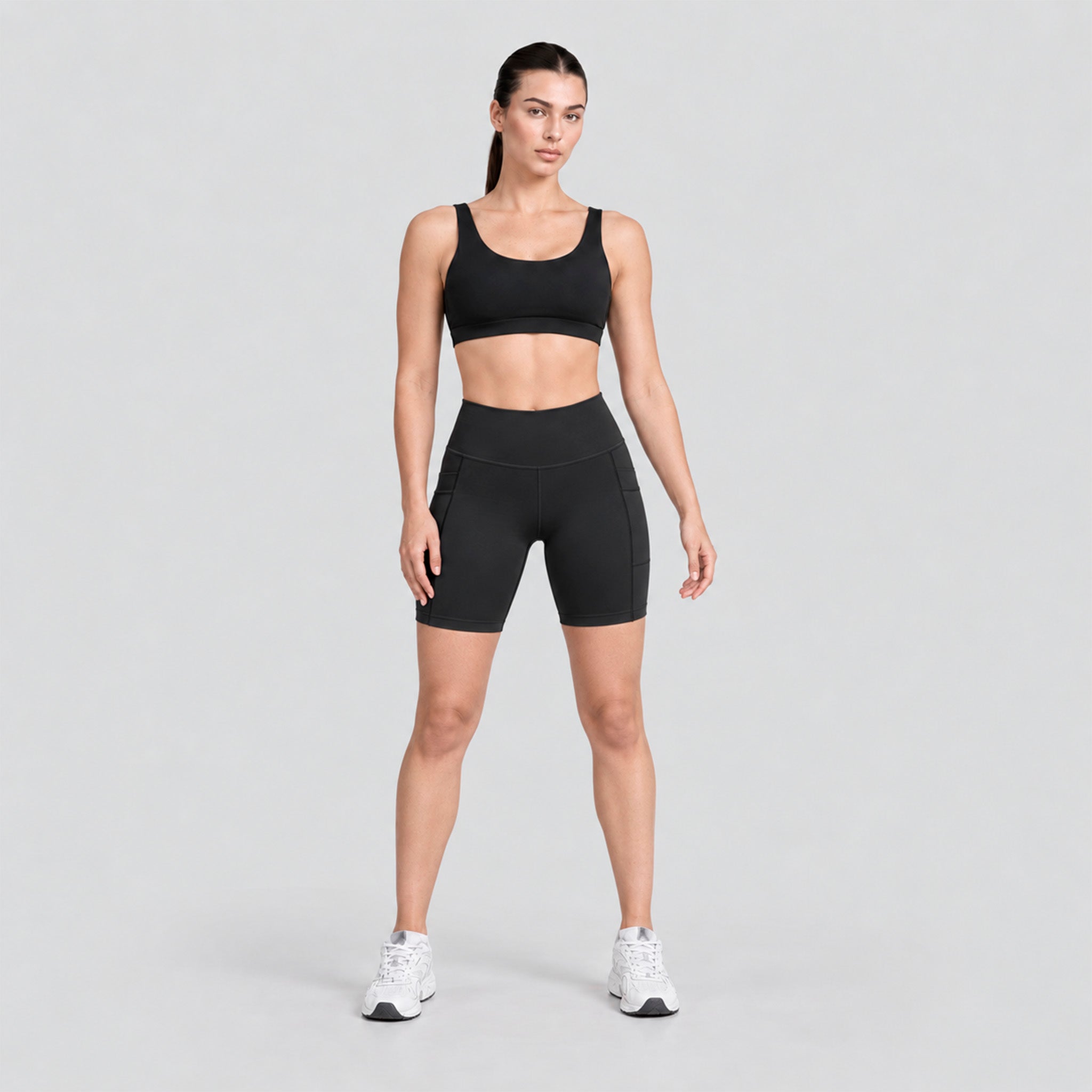 Conjunto deportivo negro: top de cuello redondo y biker de tiro alto