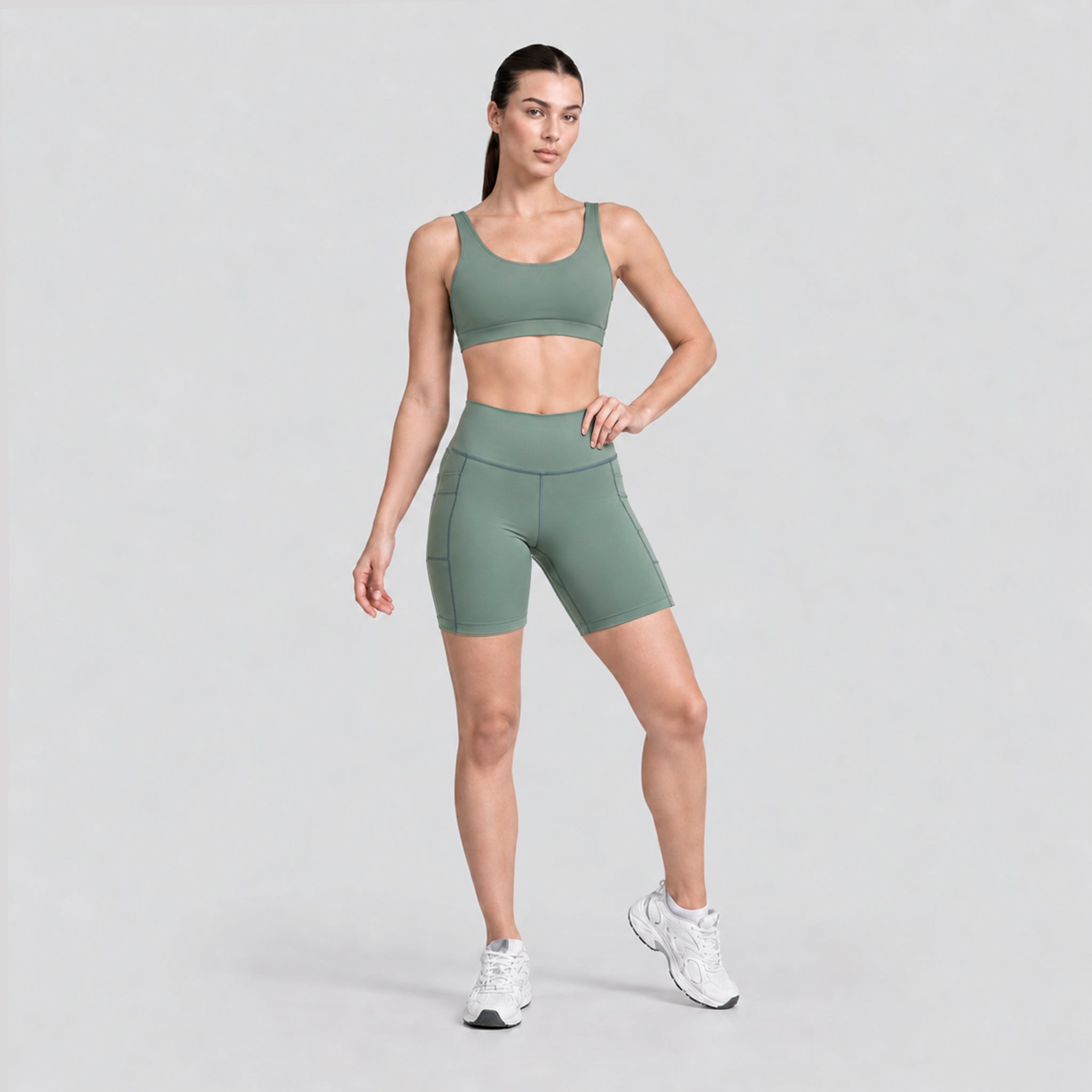 Conjunto deportivo verde salvia: top sin mangas cuello redondo y biker tiro alto