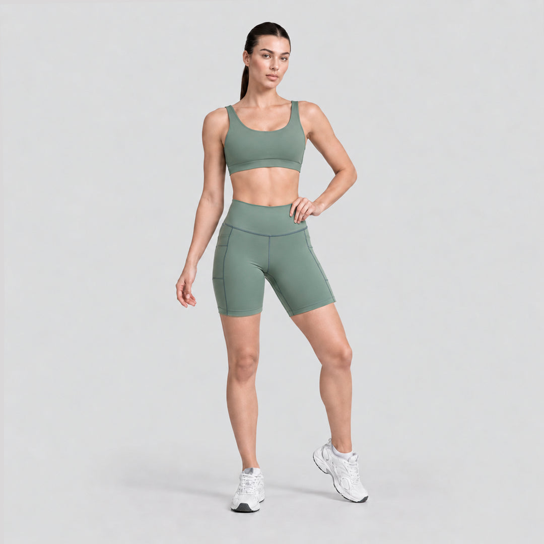 Conjunto deportivo verde salvia: top sin mangas cuello redondo y biker tiro alto