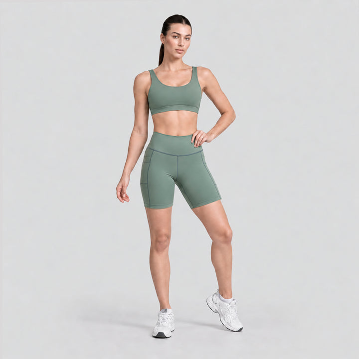 Conjunto deportivo verde salvia: top sin mangas cuello redondo y biker tiro alto