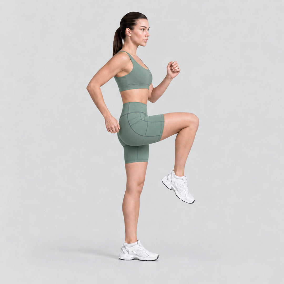 Conjunto deportivo verde salvia: top sin mangas y biker tiro alto, vista lateral