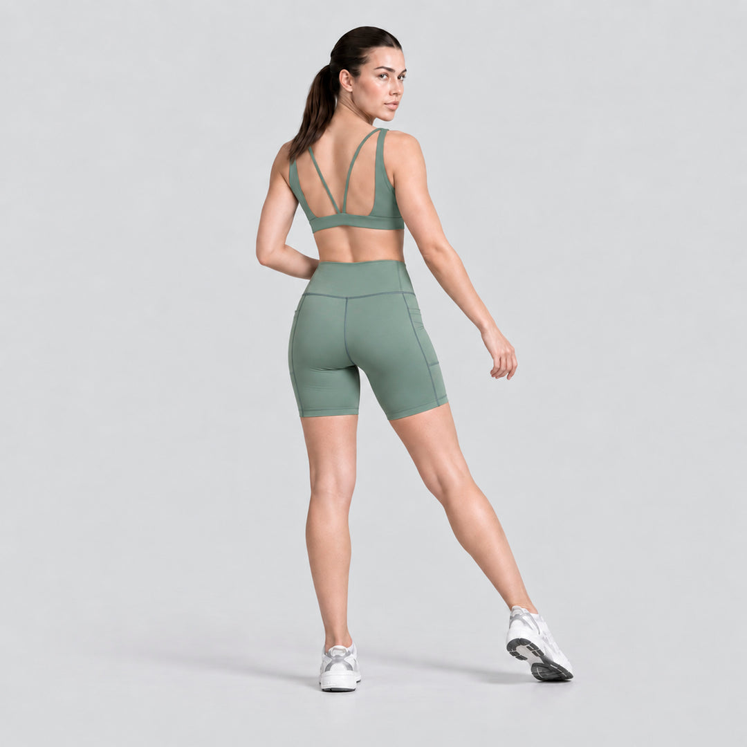 Conjunto deportivo verde salvia: top deportivo de tirantes y biker tiro alto