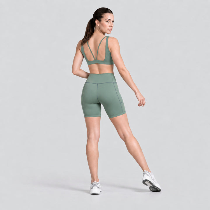 Conjunto deportivo verde salvia: top deportivo de tirantes y biker tiro alto