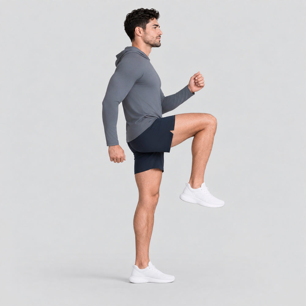 Conjunto deportivo: playera gris con capucha y short azul marino para correr.