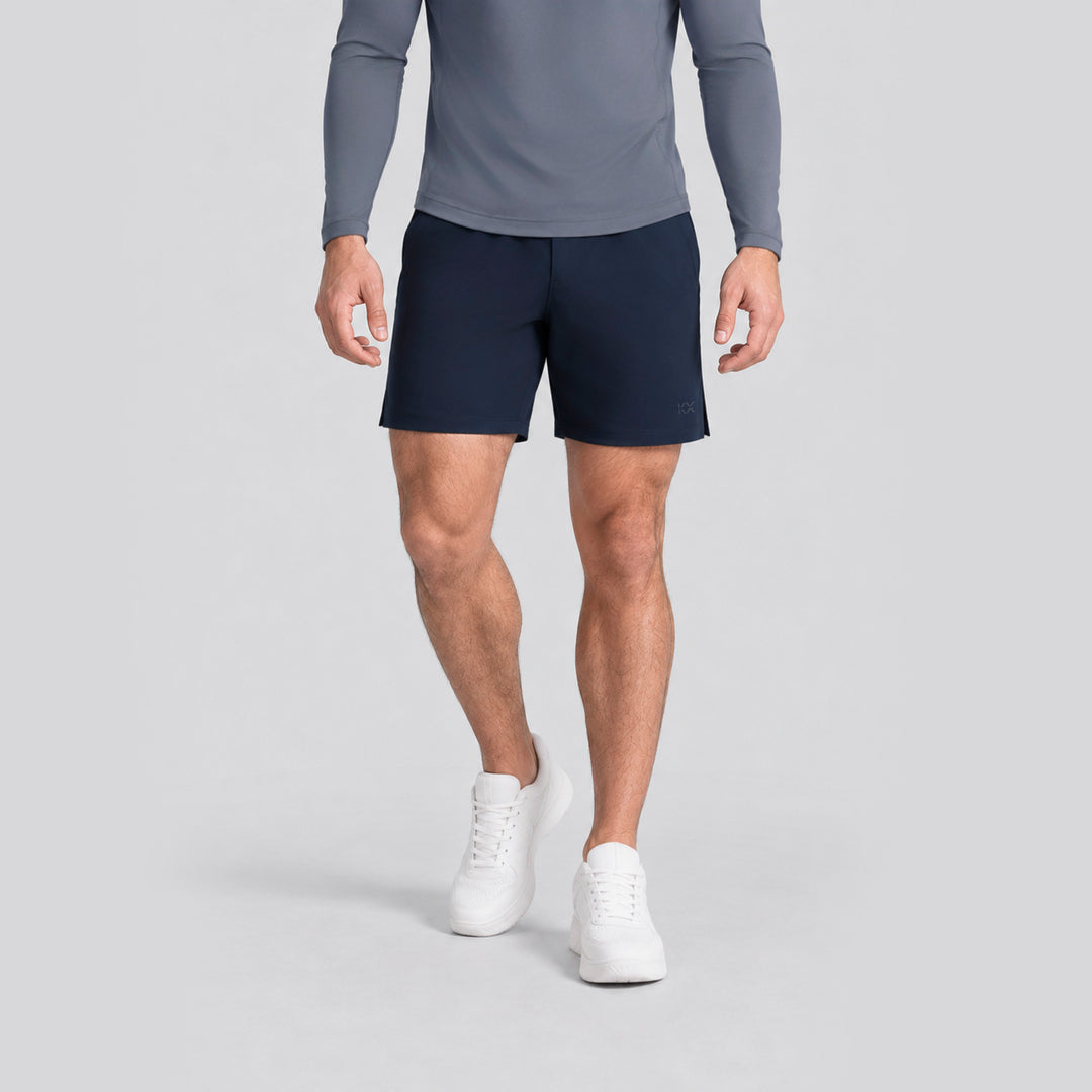 Short ligero azul marino a juego con playera gris de manga larga con capucha.
