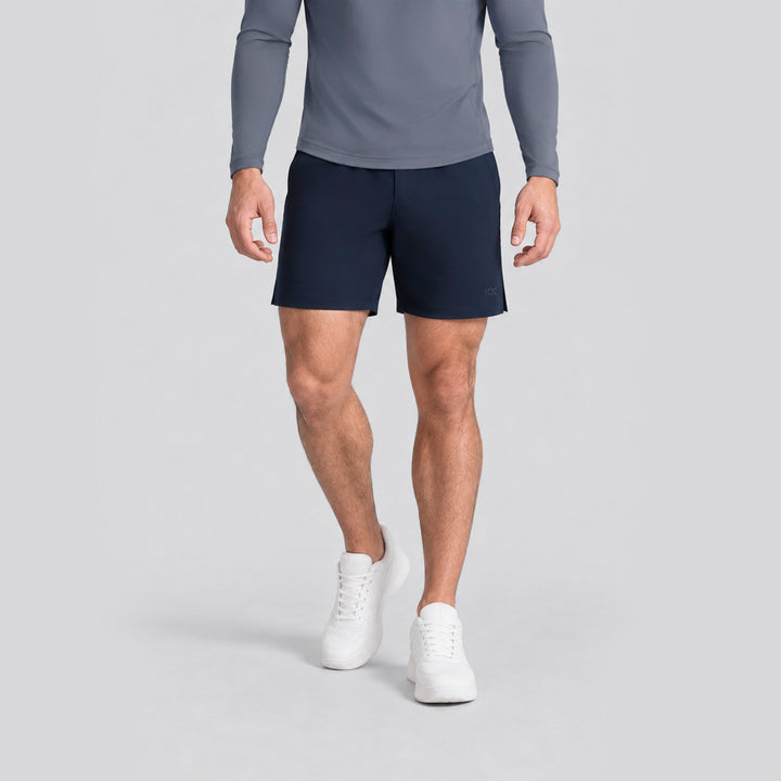 Short ligero azul marino a juego con playera gris de manga larga con capucha.