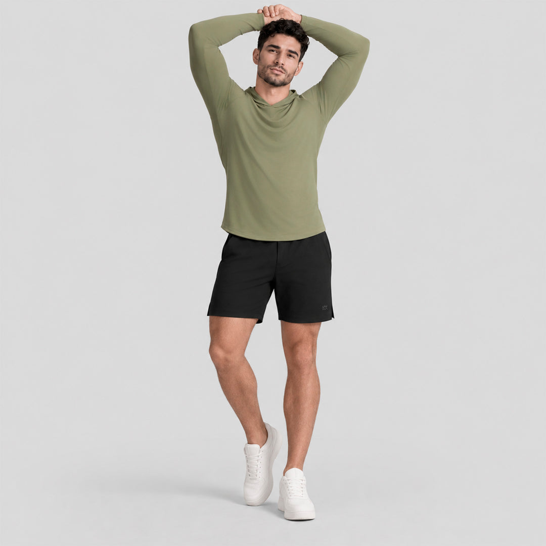 Conjunto deportivo: playera con capucha verde olivo y short negro ligero