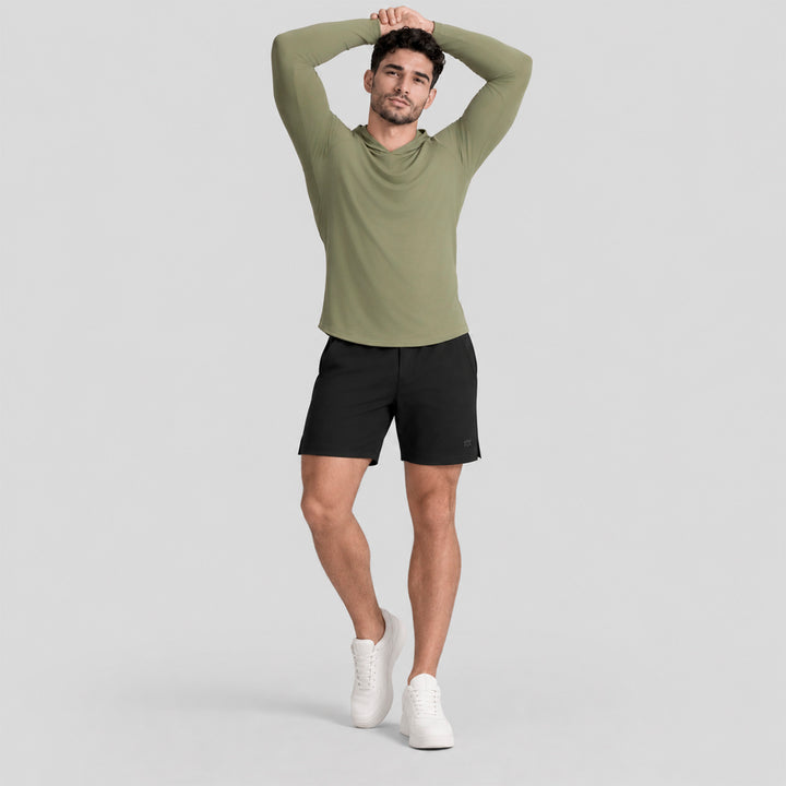 Conjunto deportivo: playera con capucha verde olivo y short negro ligero