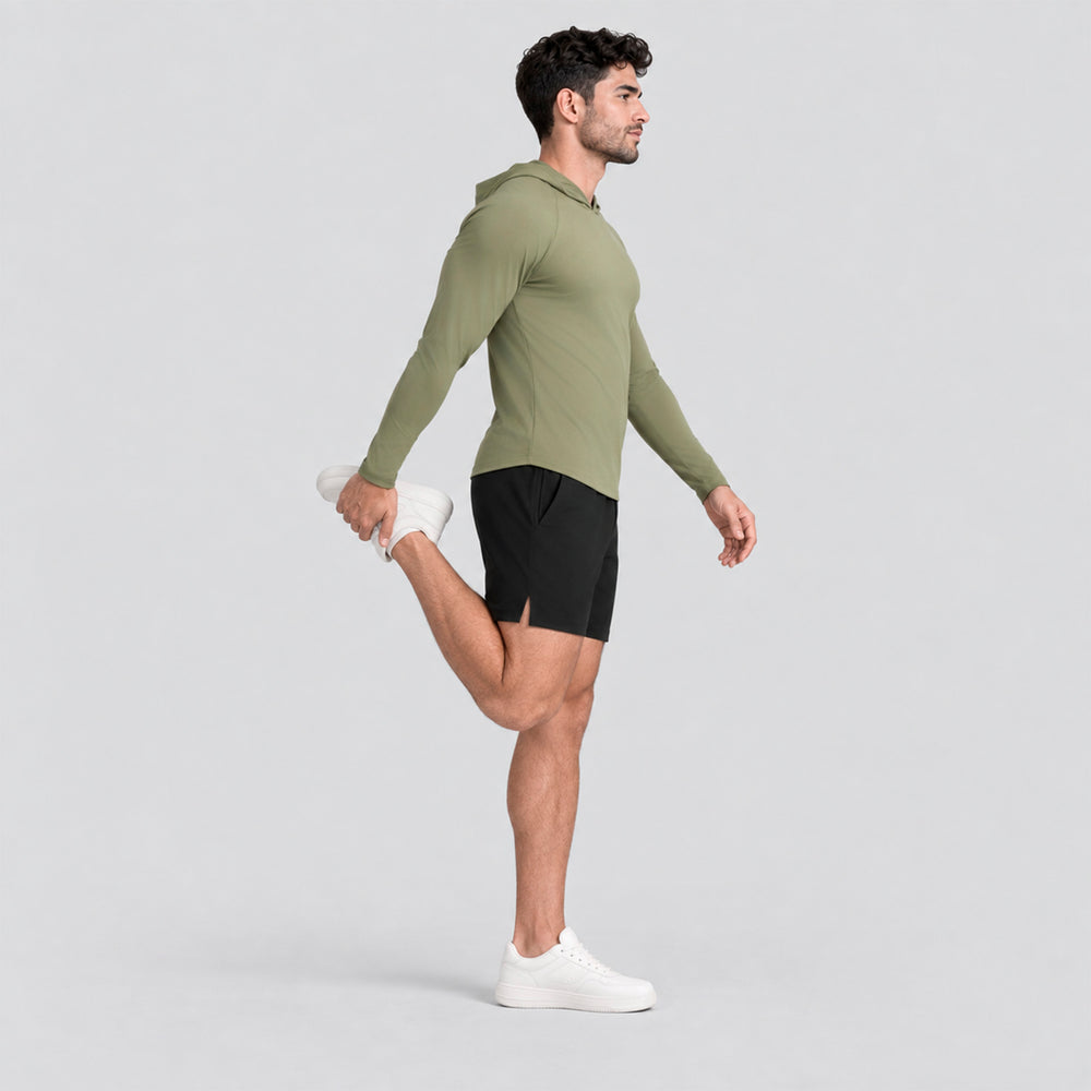 Conjunto deportivo con playera de manga larga con capucha verde olivo y short negro