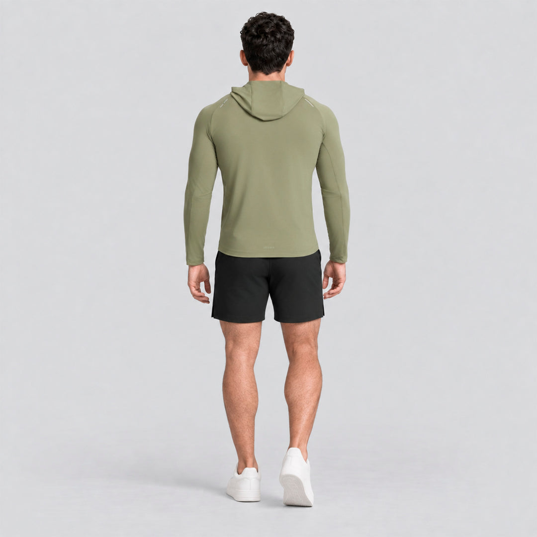 Conjunto deportivo: playera con capucha verde olivo (vista trasera) y short negro