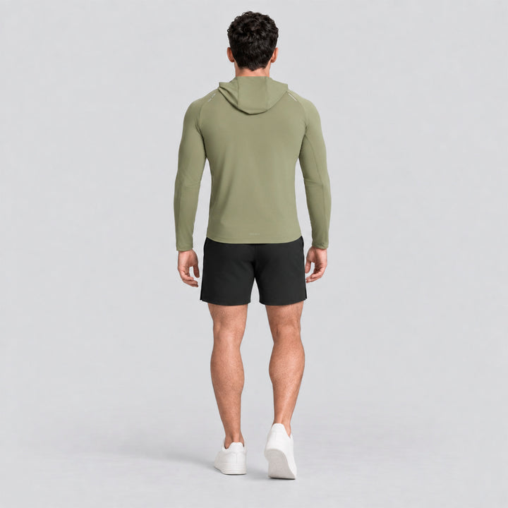 Conjunto deportivo: playera con capucha verde olivo (vista trasera) y short negro