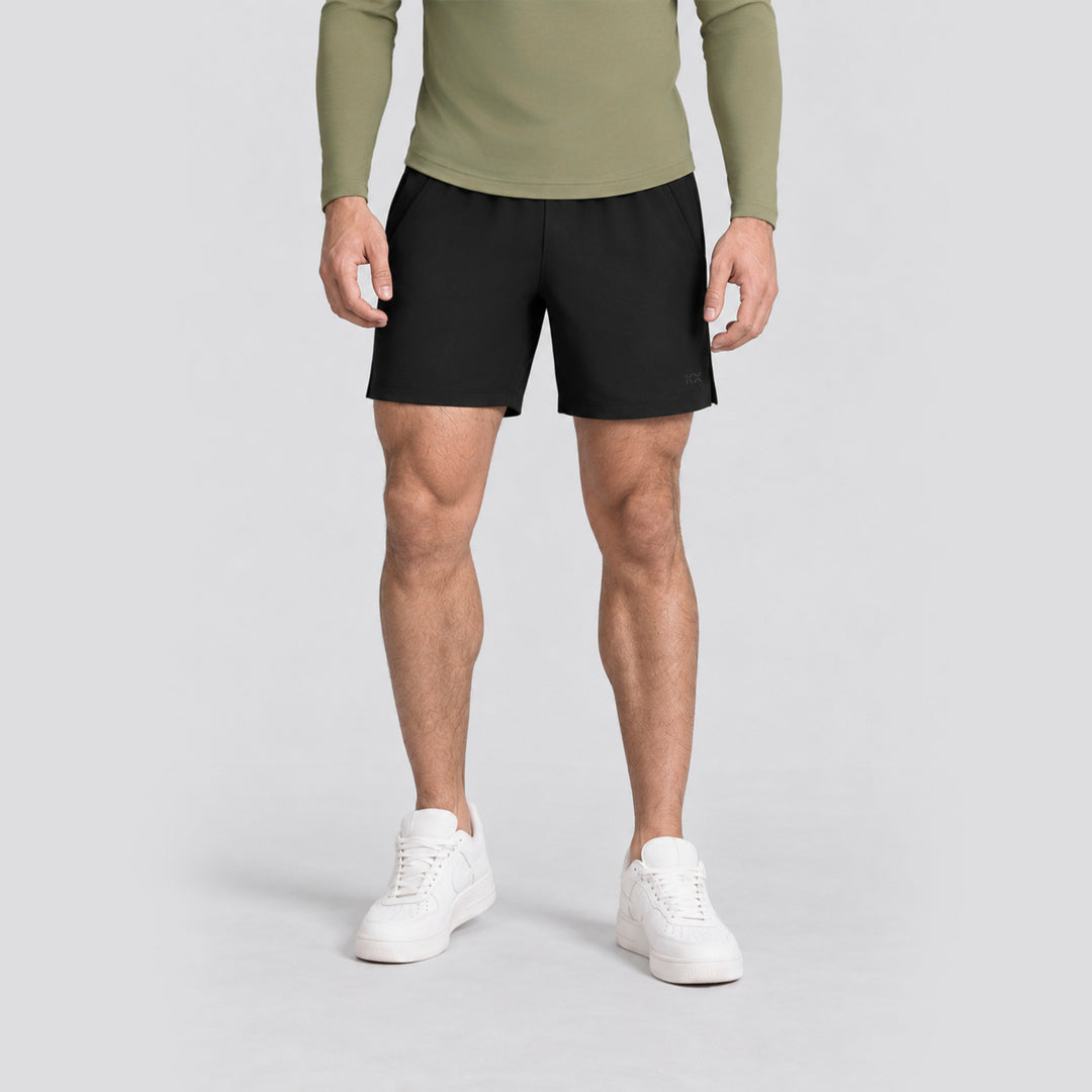 Short deportivo negro y parte inferior de playera con capucha verde olivo