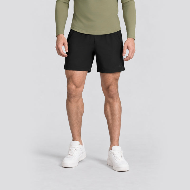 Short deportivo negro y parte inferior de playera con capucha verde olivo