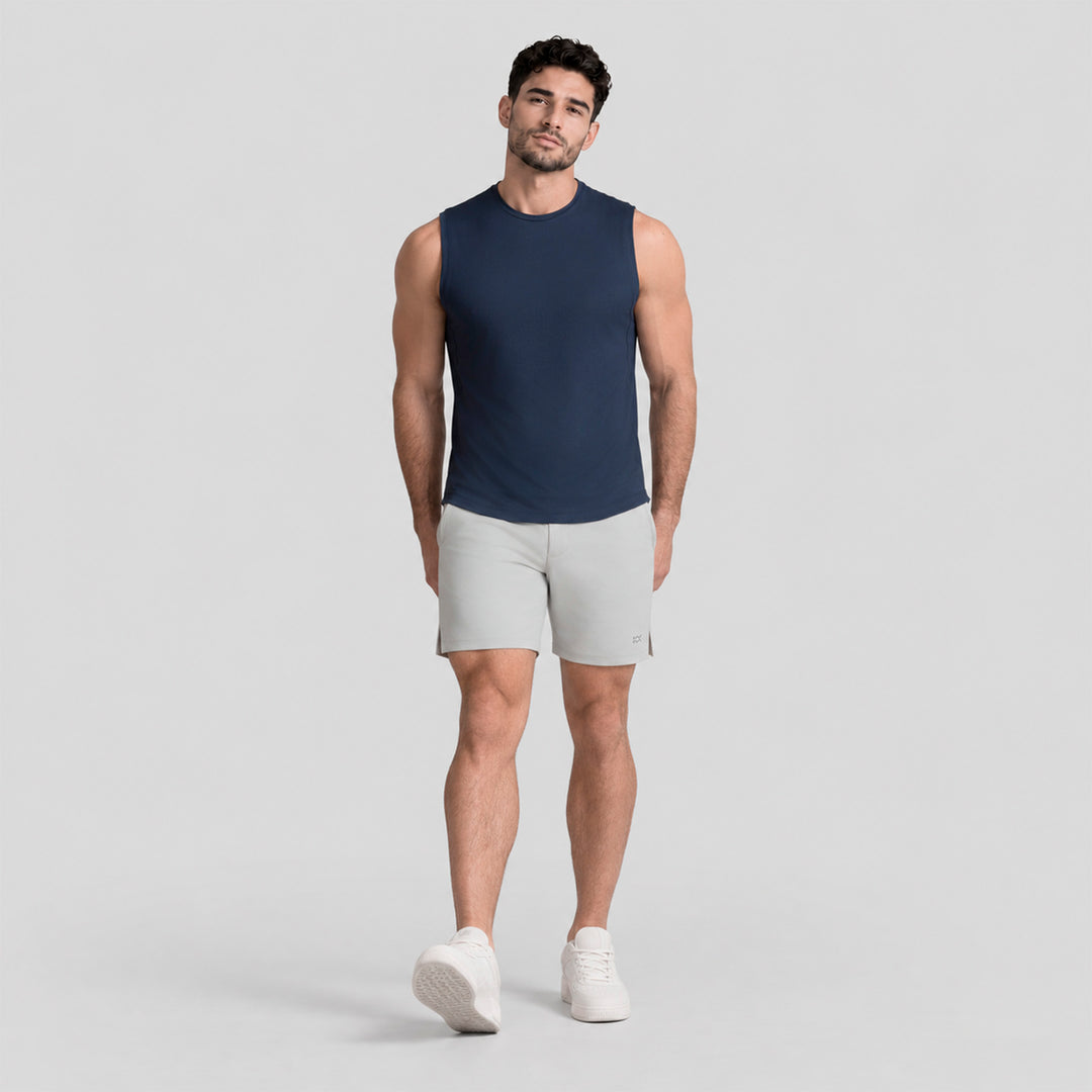 Conjunto deportivo: playera sin mangas azul marino y short gris claro