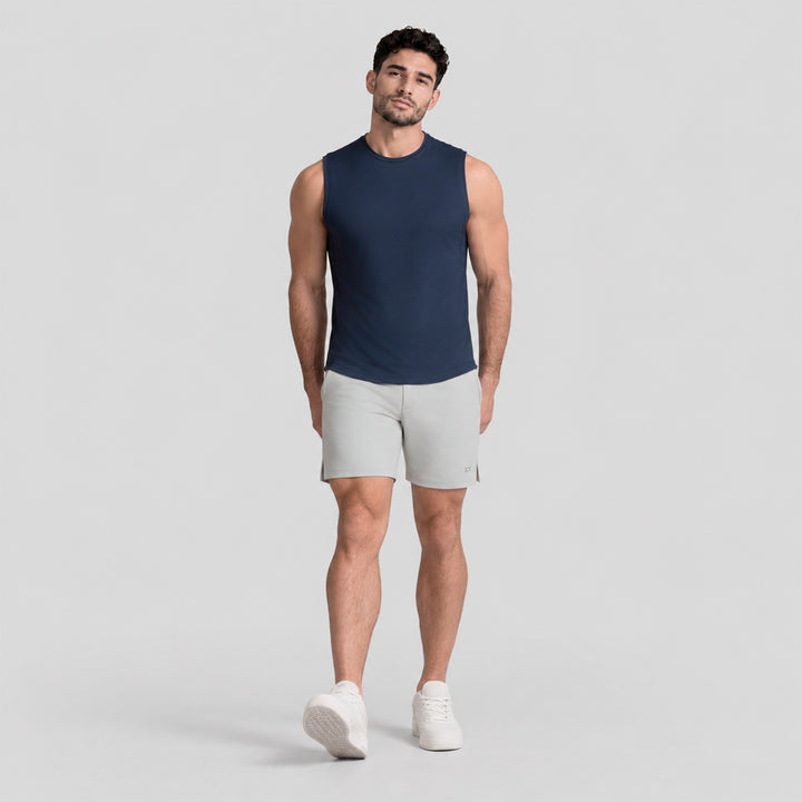 Conjunto deportivo: playera sin mangas azul marino y short gris claro