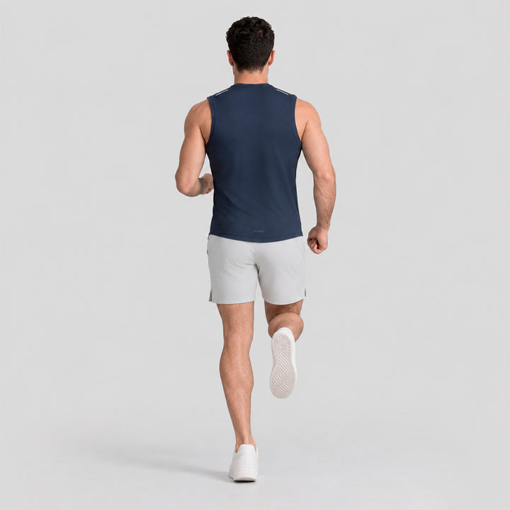 Conjunto deportivo: playera sin mangas azul marino y short gris claro, vista trasera