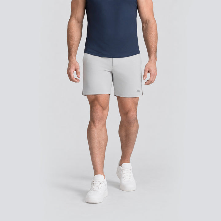 Playera sin mangas azul marino y short deportivo ligero gris claro, vista de cuerpo