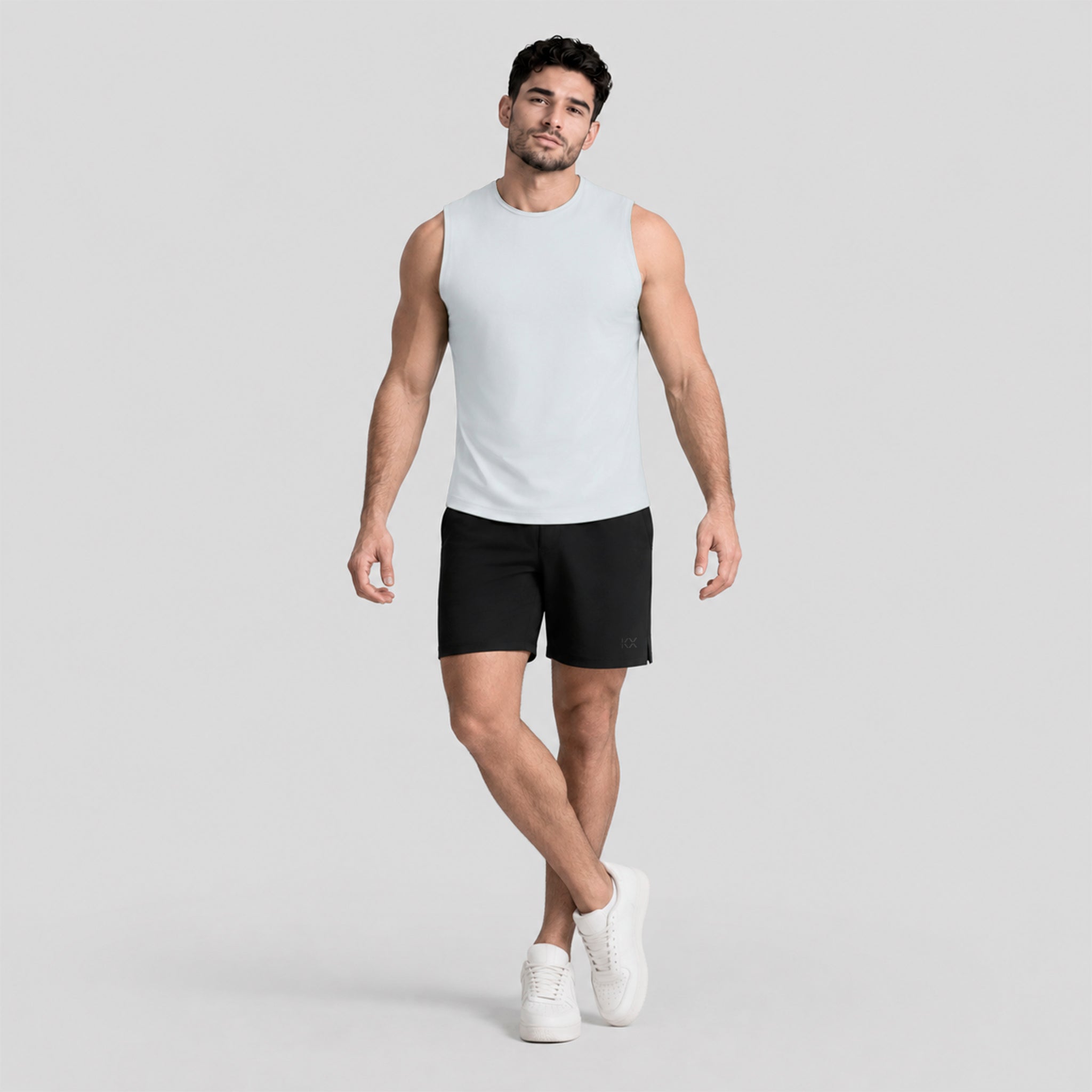 Conjunto deportivo: playera sin mangas blanca y short negro ligero