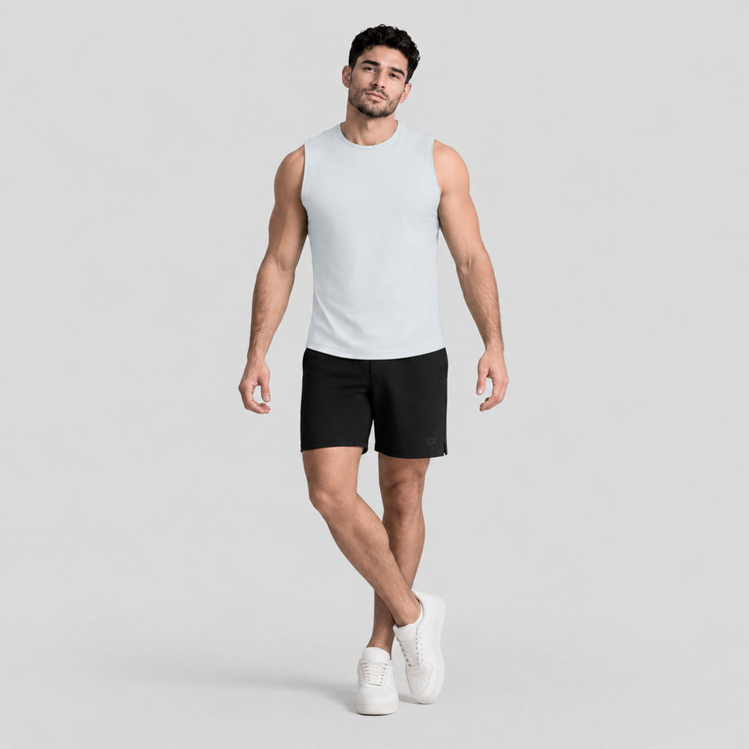 Conjunto deportivo: playera sin mangas blanca y short negro ligero