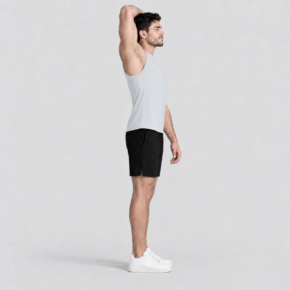 Conjunto deportivo: playera sin mangas blanca y short negro, vista lateral