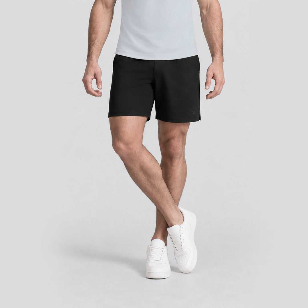 Conjunto deportivo: short negro hasta la rodilla con playera sin mangas blanca
