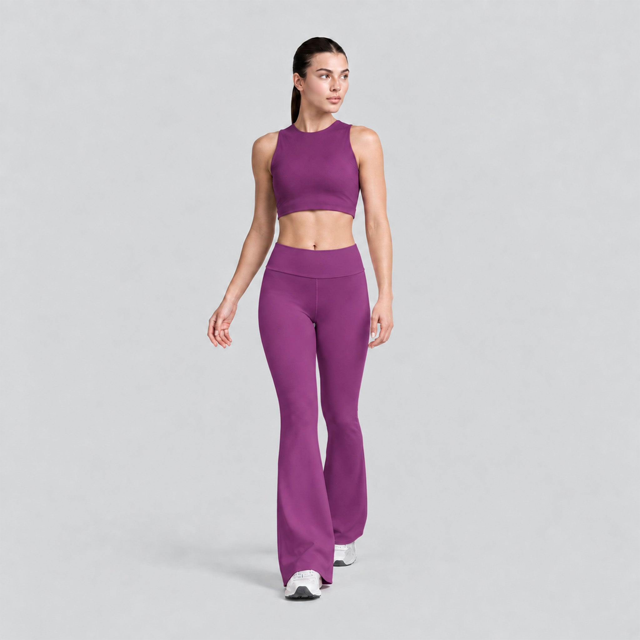 Conjunto deportivo morado: top cropped sin mangas y legging flare de tiro alto