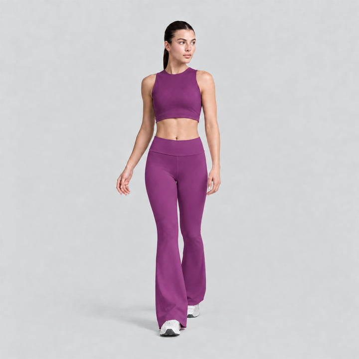 Conjunto deportivo morado: top cropped sin mangas y legging flare de tiro alto