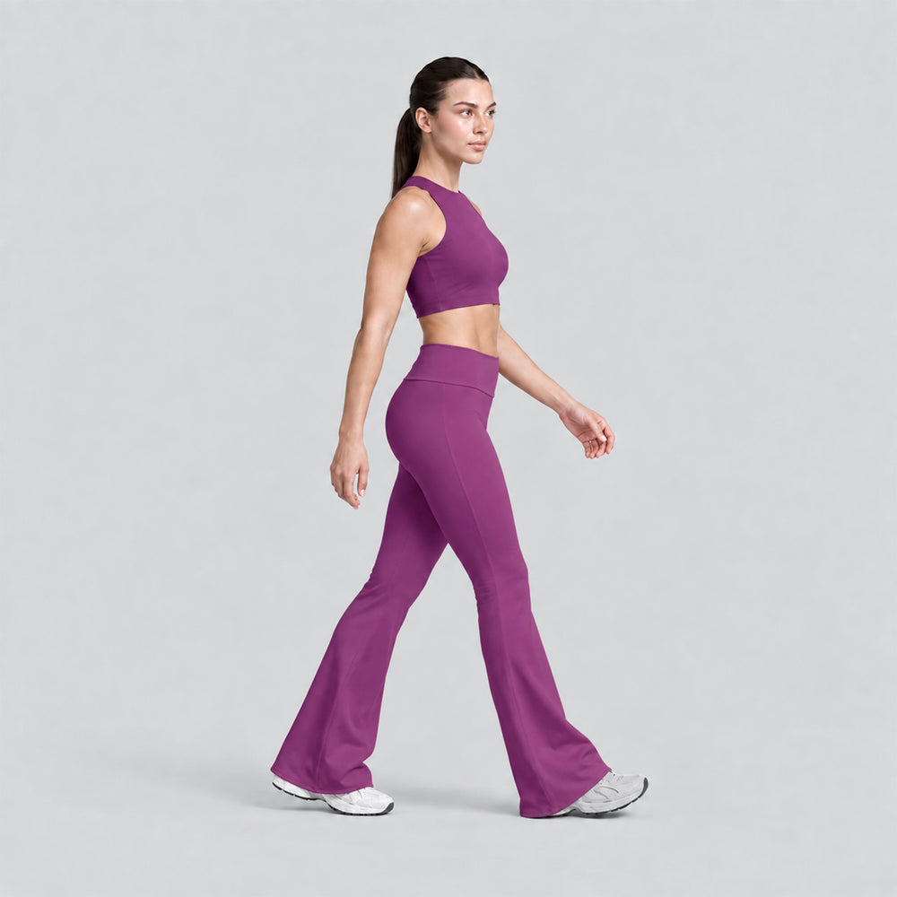Conjunto deportivo morado con top cropped sin mangas y legging acampanada de tiro alto