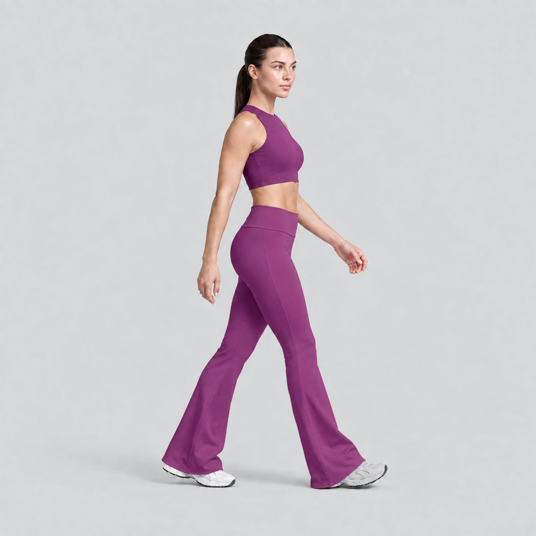Conjunto deportivo morado con top cropped sin mangas y legging acampanada de tiro alto