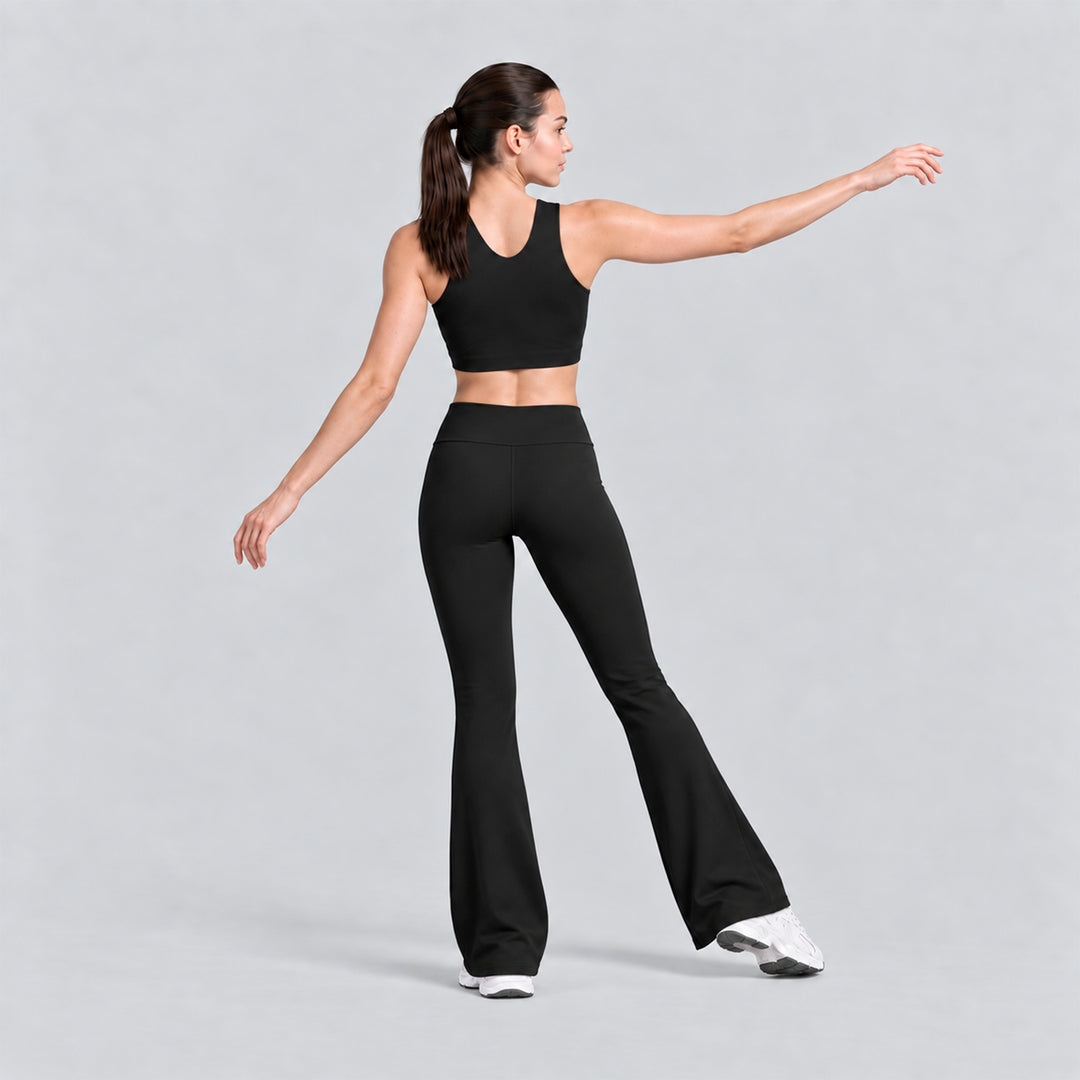 Conjunto deportivo negro 3/4: top sin mangas y legging acampanado tiro alto.