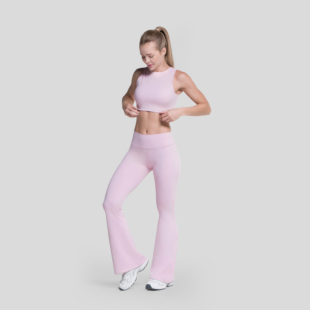 Conjunto deportivo lila con top cropped sin mangas y legging acampanada de tiro alto.