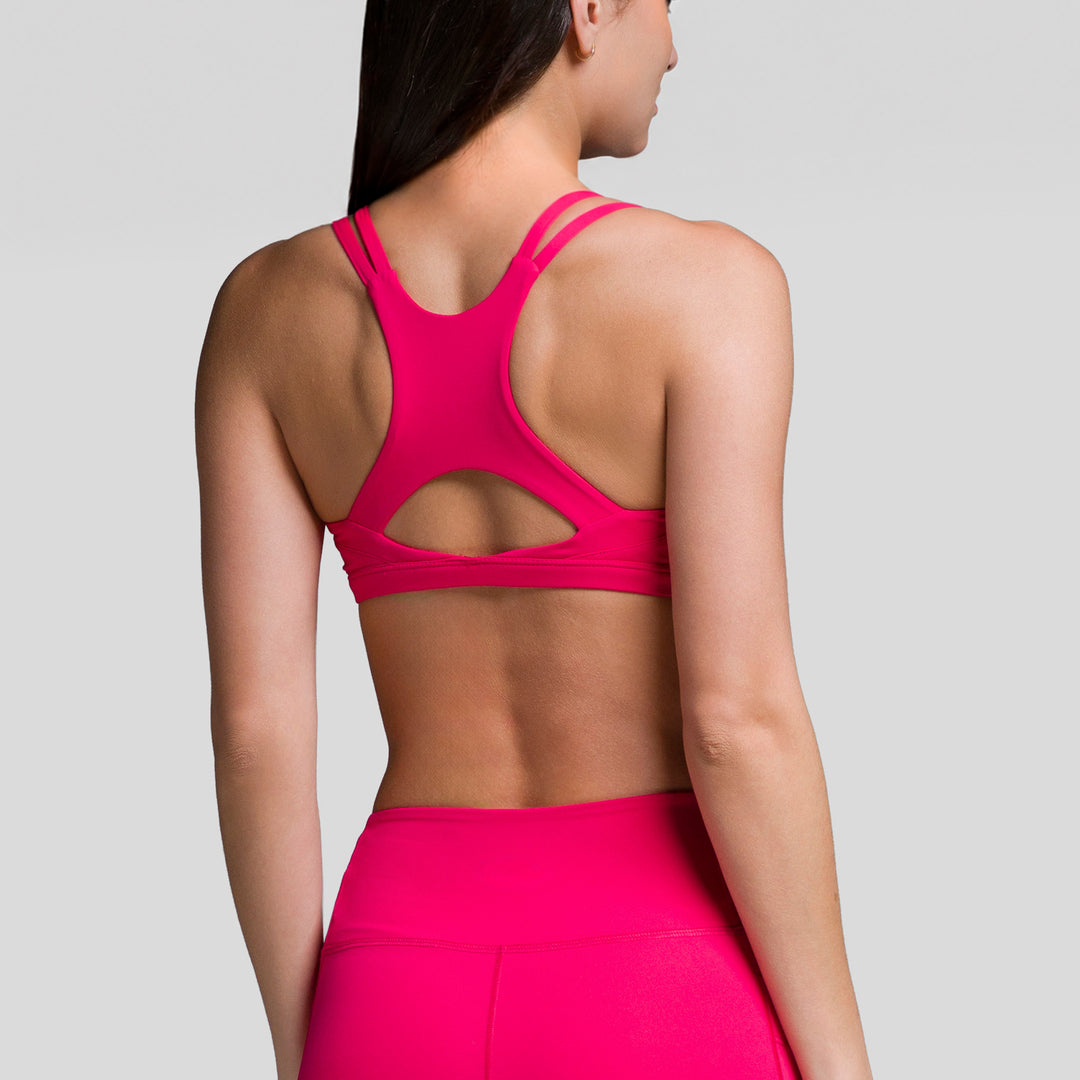 Top deportivo fucsia con espalda tipo racer y recorte en forma de X