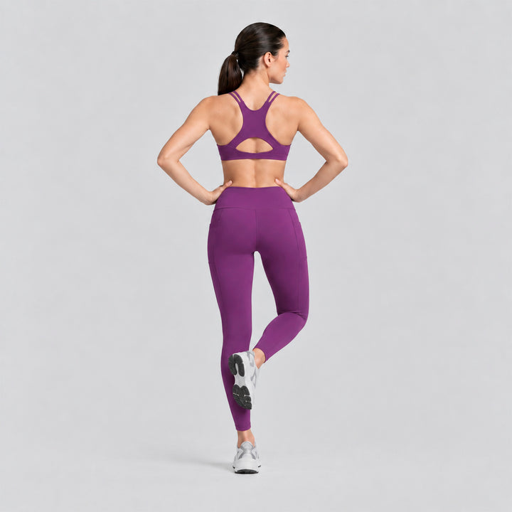 Conjunto deportivo morado: top con espalda abierta y legging de tiro alto