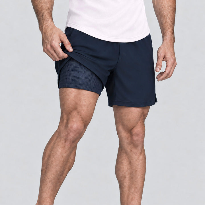 Short 2 en 1 hombre azul marino con short interior gris visible por el lateral
