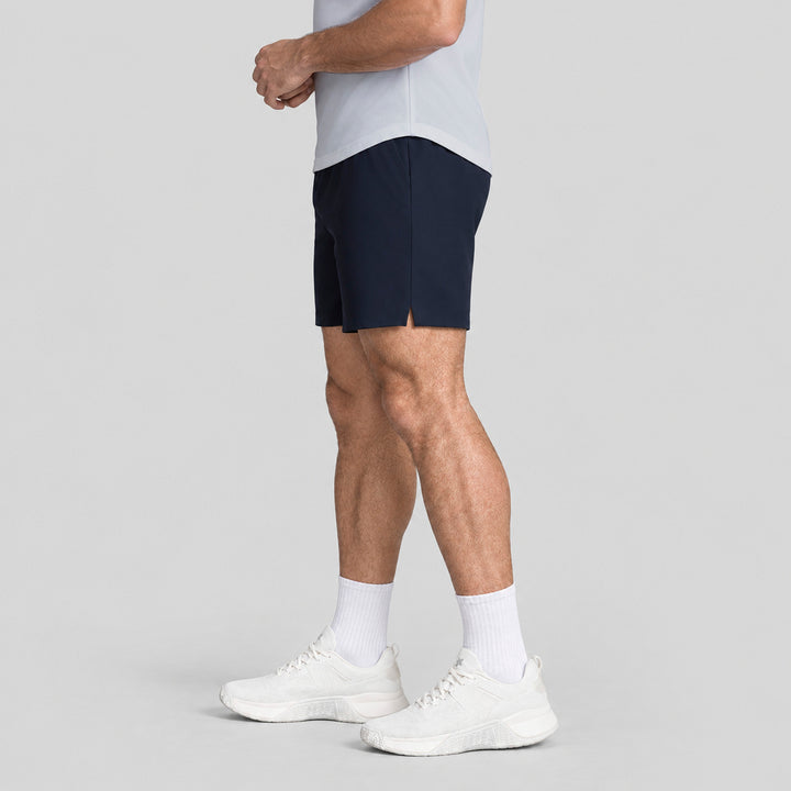 Short 2 en 1 hombre azul marino con short interior gris, vista lateral completa