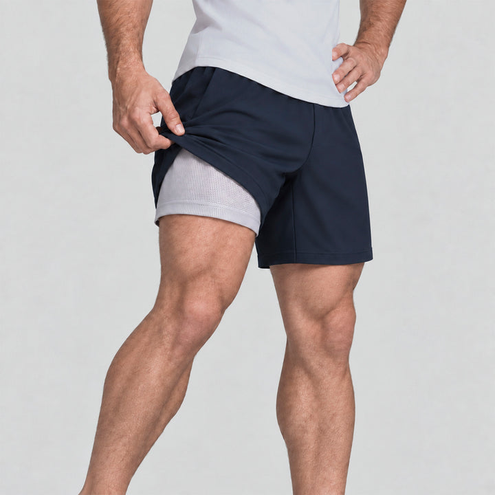 Short 2 en 1 hombre azul marino con short interior gris y espacio para movimiento