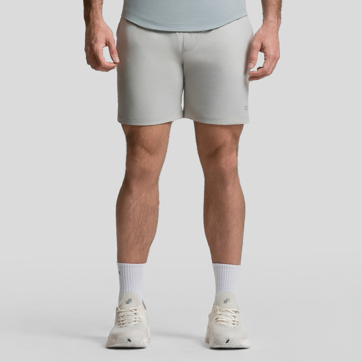 Short deportivo de hombre ATLEKX gris claro, vista frontal con costuras y dobladillo
