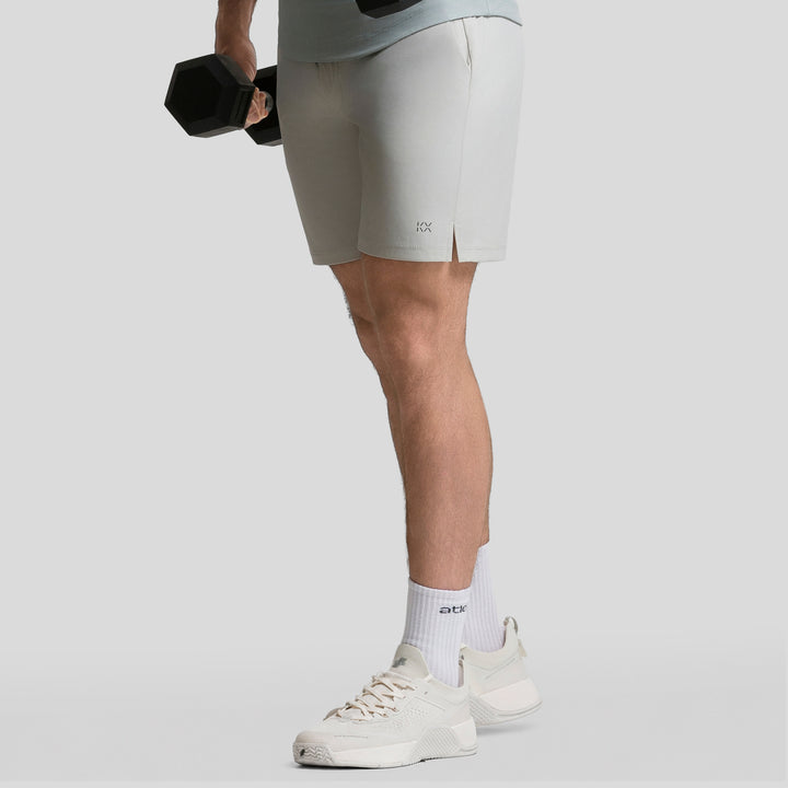 Short deportivo de hombre ATLEKX gris claro, vista lateral con logo en la pierna