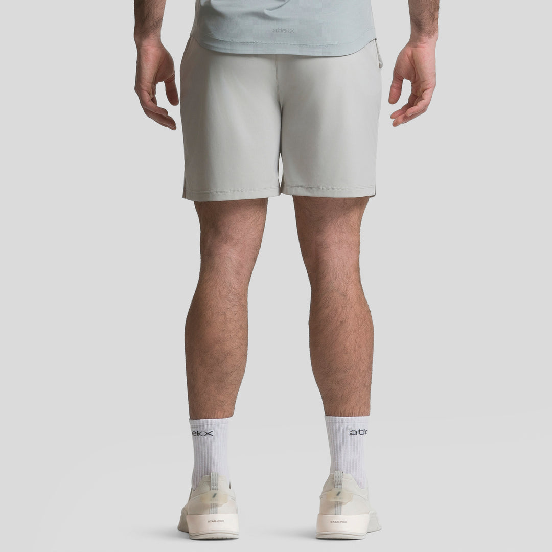 Short deportivo de hombre ATLEKX gris claro, vista lateral con costuras y dobladillo