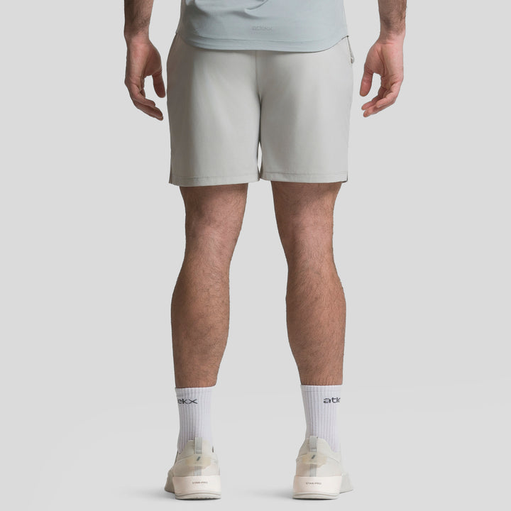 Short deportivo de hombre ATLEKX gris claro, vista lateral con costuras y dobladillo