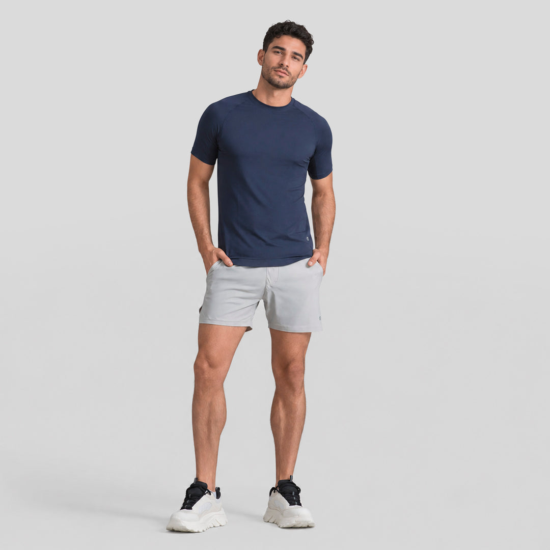 Short deportivo 2 en 1 hombre gris claro, cintura elástica y capa interior visible.