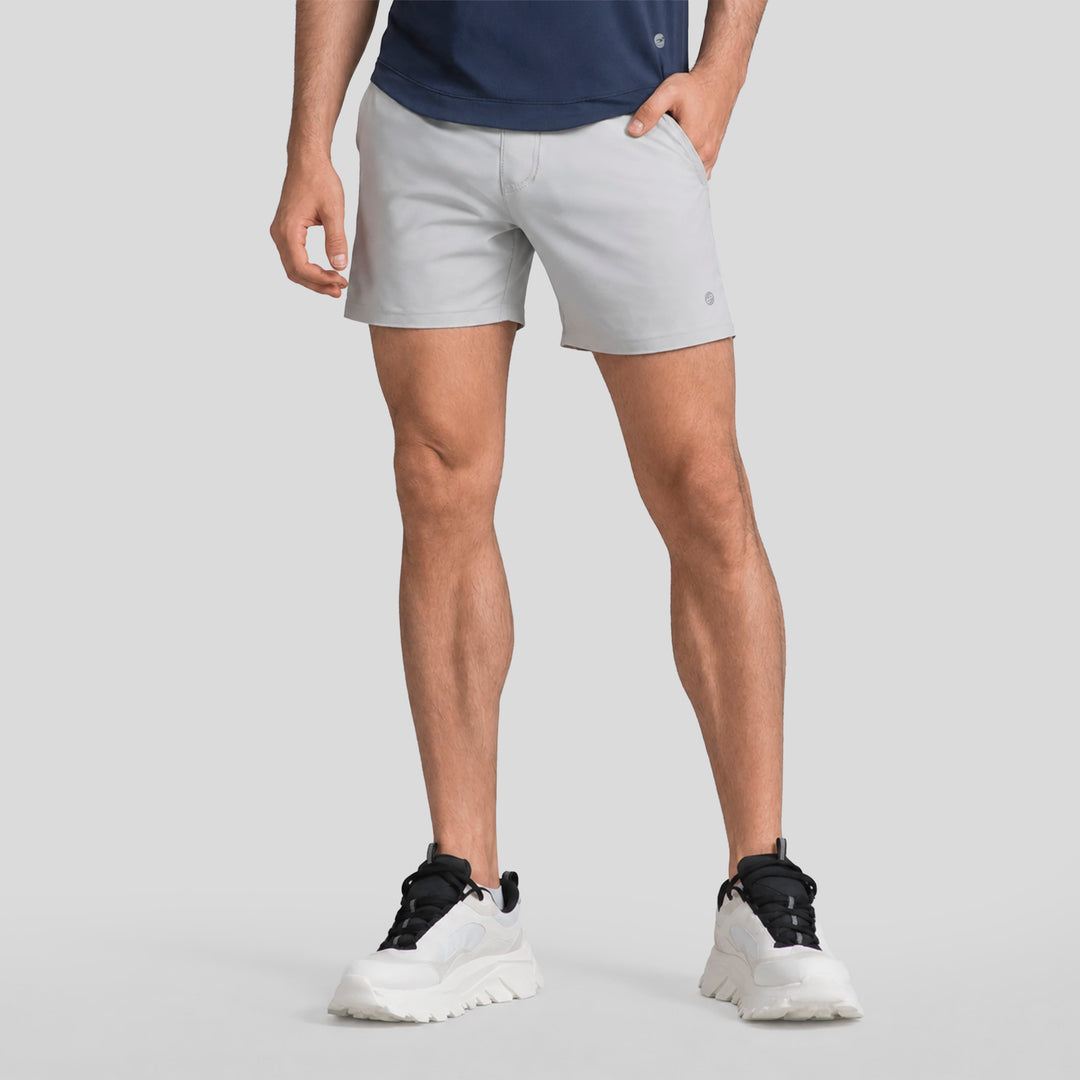 Short 2 en 1 hombre gris claro con costuras laterales y dobladillo entallado.