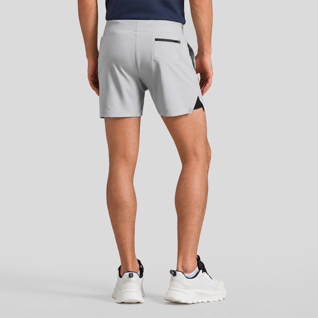 Short 2 en 1 hombre gris claro, vista trasera, capa interior oscura visible.