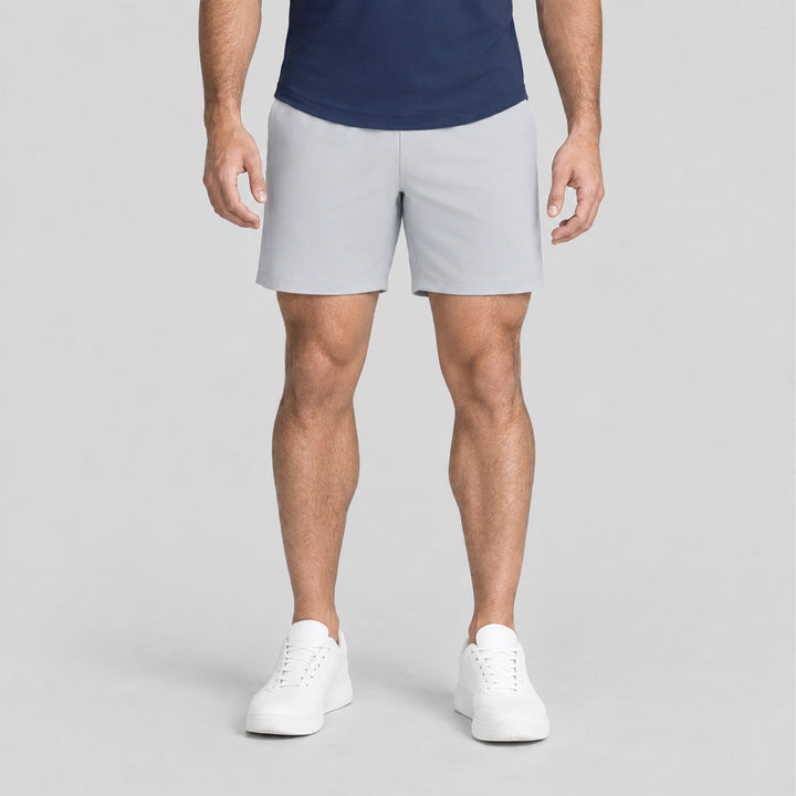 Pantalón corto 2 en 1 de hombre gris claro con cintura elástica y pierna media